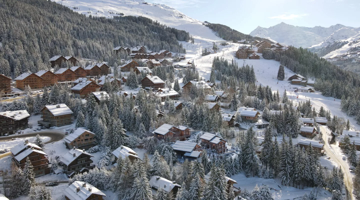 Vue panoramique du programme Génépi, illustrant son emplacement privilégié au cœur des montagnes.